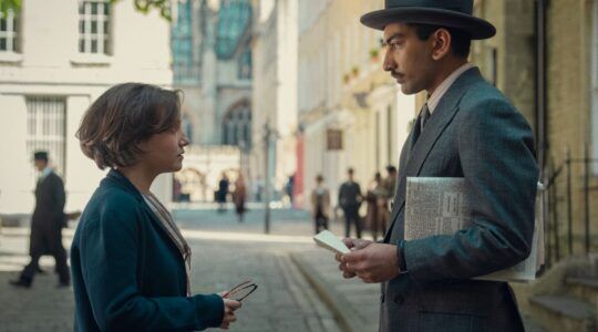 Agatha praat met een man op straat.