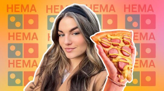 Meisje met een pizzapunt en de logo's van HEMA en Domino's op de achtergrond.