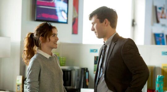 Twee mensen die tegenover elkaar staan.