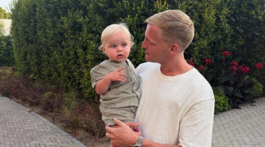 Donny van de Beek met zijn kindje.