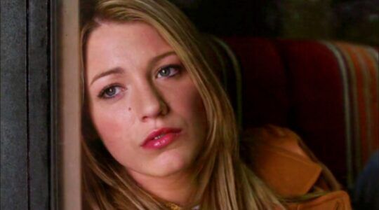 Blake Lively in de serie Gossip Girl staart uit het raam.