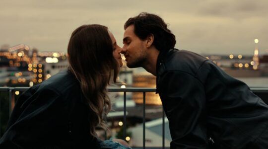 Man en vrouw kussen elkaar.