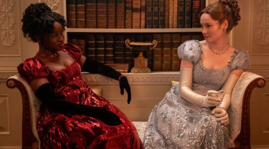 Michaela en Francesca op de bank in de serie Bridgerton.