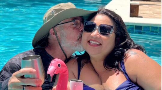 Robin en Pearl samen in een zwembad in Suriname