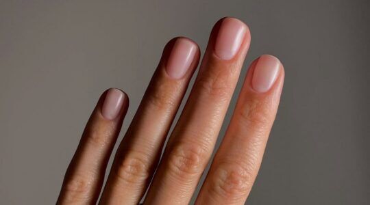 Vrouw met blurred nails.