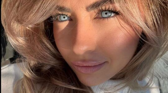 Vrouw met heldere, blauwe ogen