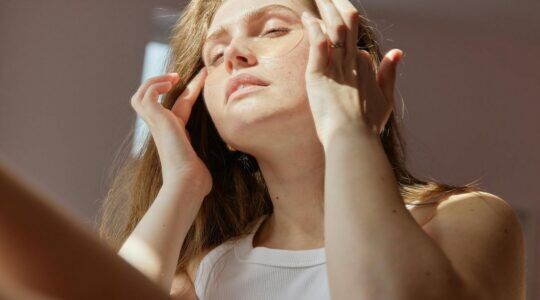 Een vrouw in de spiegel.