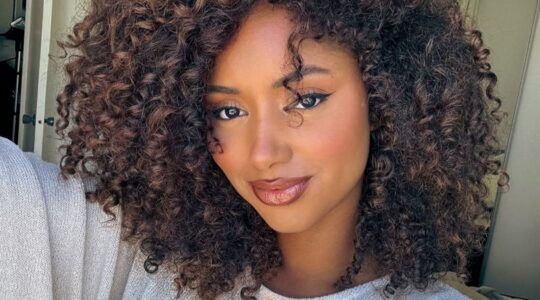 Vrouw met krullen