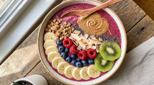 Proteïnebowl met verschillende vruchten.