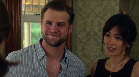 Een man en een vrouw staan naast elkaar.