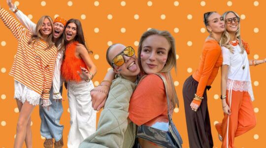 Verschillende meisjes met oranje kleding aan.