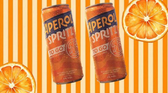 Aperol-blikjes met sinaasappel.