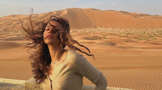 Zendaya in de woestijn.