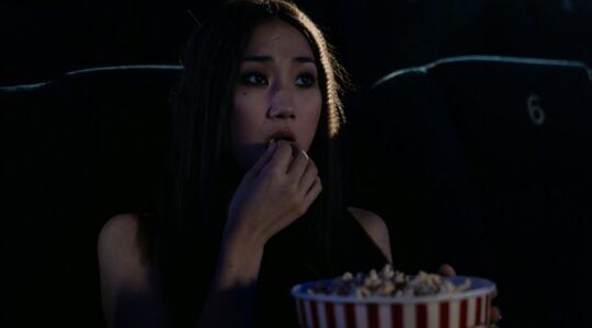 Meisje dat popcorn eet.