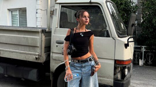 Een meisje met denim shorts aan.