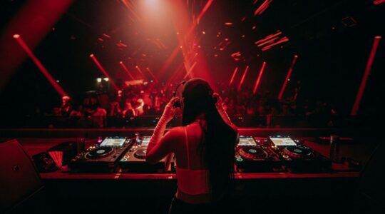 Vrouwelijke DJ.