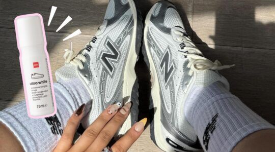 Foto van witte sneakers met het schoenverzorging 75 ml ultra wit-product van HEMA ervoor.