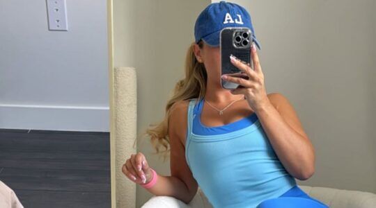 Selfie van vrouw in sportkleding.