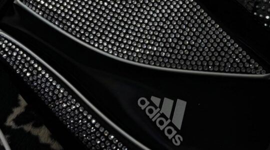 De Adidas tas met strass steentjes.