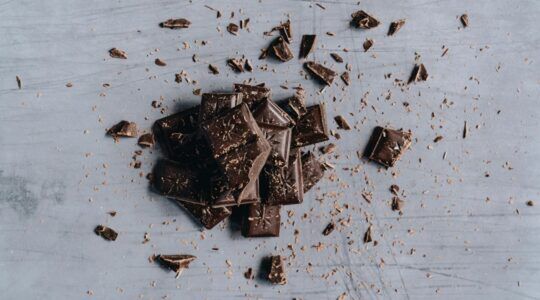 Stukjes pure chocolade.