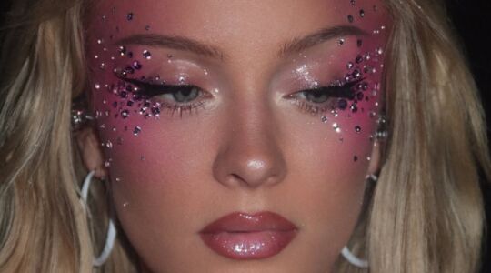 Zara Larsson met roze make-up en rhinestones