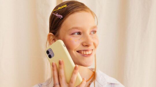 Meisje met een telefoon.