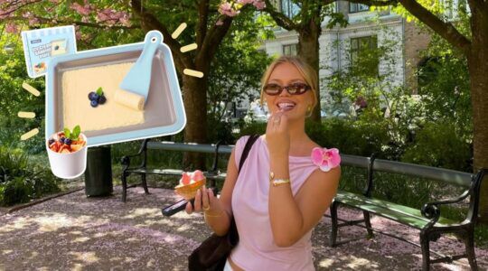 Meisje eet een ijsje. Naast haar is een foto geplaatst van de Rolled Ice Cream Maker van Löwenthal.