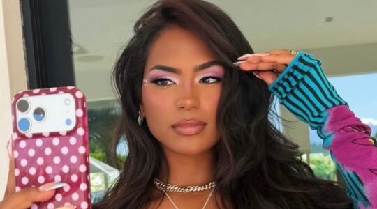 Monet McMichael met telefoon
