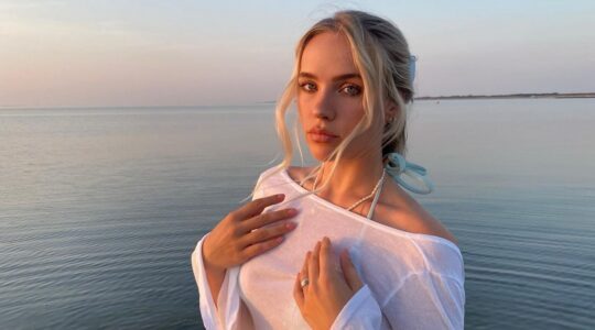 Juultje Tieleman op het strand.