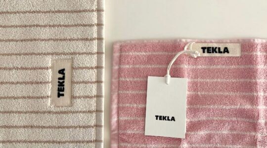 Een witte en roze Tekla handdoek.