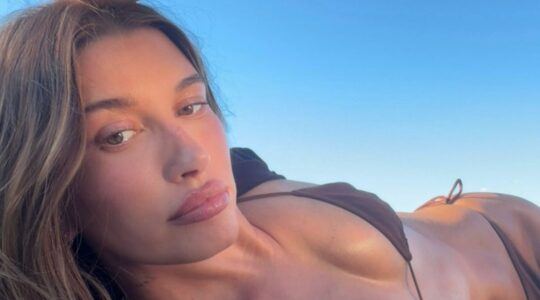 Hailey Bieber op het strand.