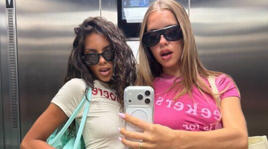 Twee meiden maken een spiegelselfie.