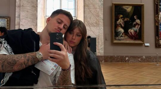 Koppel die een spiegelselfie maakt.