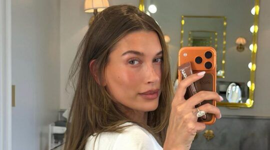 Spiegelselfie van Hailey Bieber.