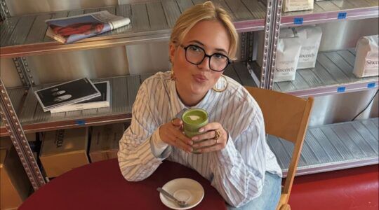 Vrouw met een bril en matcha.
