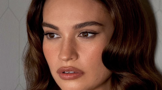 Lily James voor de Swiped premiere.
