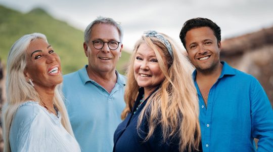 Caroline, Paul, Mireille en Timothy in B&B Vol Liefde.