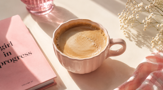 Roze kopje koffie.