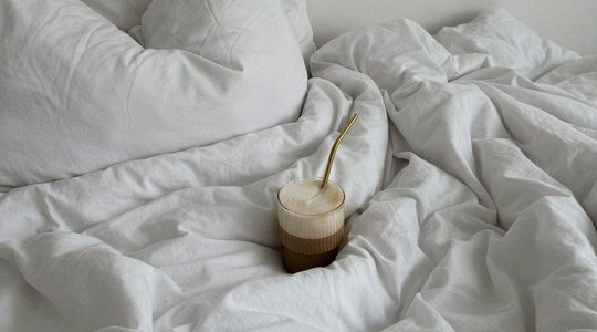 Dekbed met koffie.