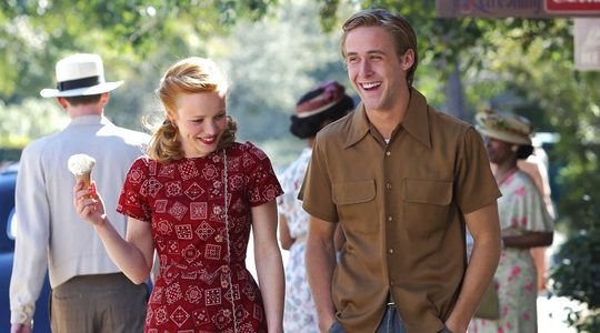 Allie en Noah die samenlopen.