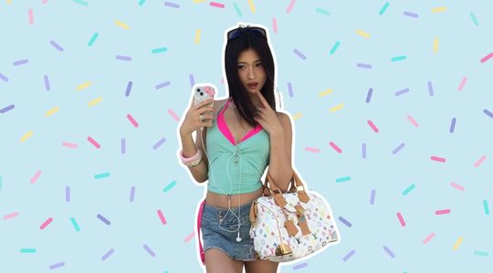 Influencer Juliama staat voor een achtergrond met sprinkles.