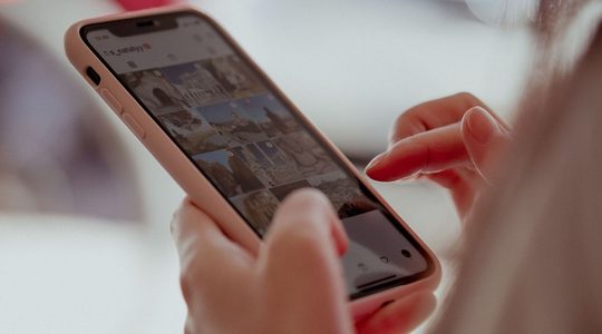 Vrouw met haar telefoon.