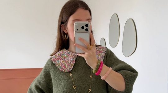 Vrouw in een groene trui.