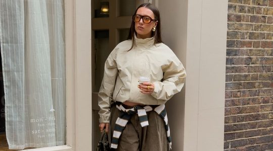 Meisje met de viral jas van Uniqlo aan.