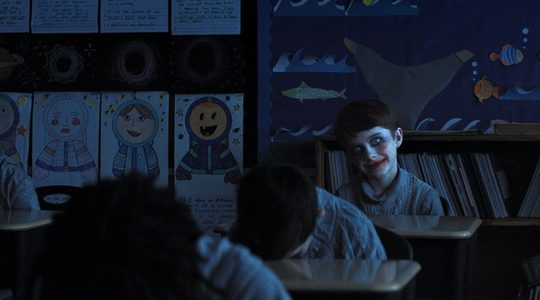 Een kind kijkt heel eng in de horrorfilm: Weapons.