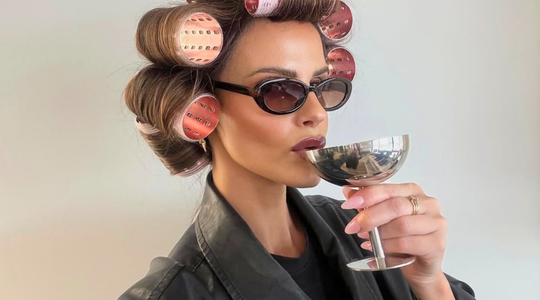 meisje met haarrollers
