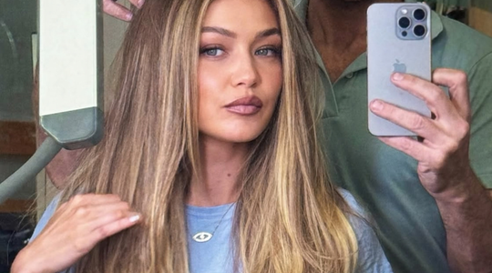 Een spiegelselfie van Gigi Hadid.