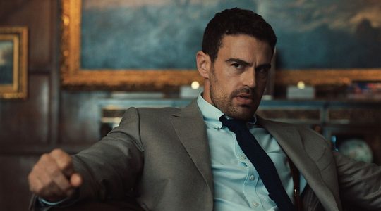 Theo James in The Gentlemen seizoen 2.