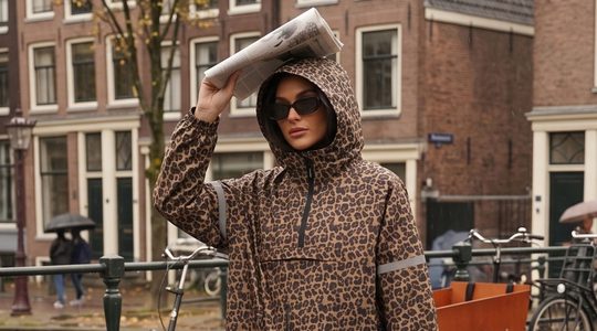HEMA panterprint regenjas.