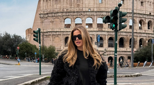 Jade Anna poseert voor het Colosseum.